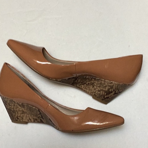 Calvin Klein Bessie Natural Almond Tan Patent Mini Snake Wedge Pump Sz 8.5 NWOT - Picture 10 of 12